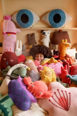 Donna Wilson Eye Shaped Cushion 9 Donna Wilson Eye Shaped Cushion -Happy Gift Store Creatures EyeCushions S1 SS25 Heks LoRes