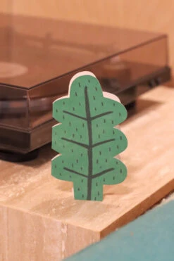 Donna Wilson Leaf Cut-Out Card 7 Donna Wilson Leaf Cut-Out Card -Happy Gift Store LeafCutoutCard S1 SS25 Lottie LoRes